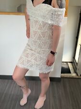 Mini robe dentelle épaules