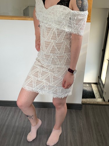Mini robe dentelle épaules
