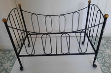 LIT  POUPEE ANCIEN EN METAL SUR ROULETTES POUVANT SERVIR A UN ANIMAL CHAT OU AUT