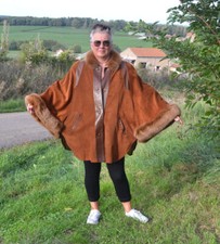 Cape en Daim et cuir genre poncho avec bordure fourrure de Renard