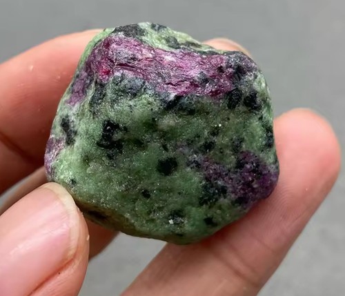 Rubis brut zoisite du - et,