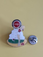 Pin's Pins Pin Enamel 61 Pin'up à la plage Cigarette "LUCKY STRIKE" 
