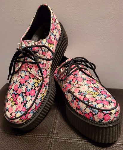 Hello kitty flowers - t.u.k.,