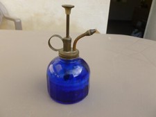 vaporisateur ancien bleu.