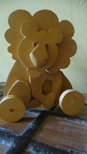 Lion sur roulettes en bois massif naturel