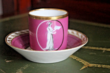 Tasse litron en porcelaine de Paris, Empire, fond rose, femme à l'antique, XIXe