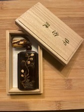 Inro en bois précieux laque