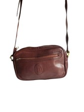 sac à main must de cartier vintage rouge bordeaux en cuir des années 90