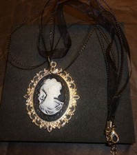 collier camée argenté