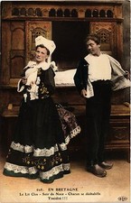 CPA Le Lit Clos - Soir de Noce - Chacun se deshabille Timidite (384159)