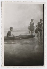 Jeunes hommes canoe mer béret pêche pieds - Photo ancienne snapshot