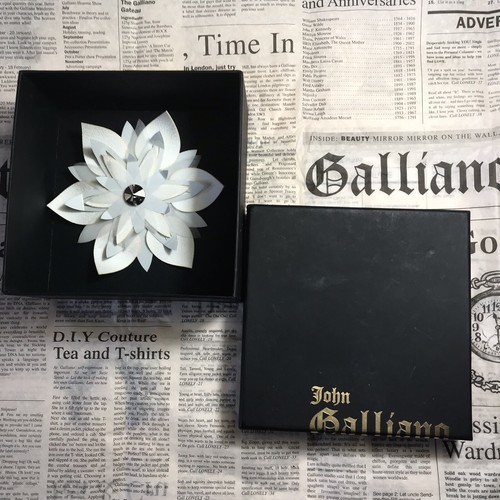 Importante broche fleur john - broche,