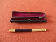 fume cigarette ancien dans son étui en cuir