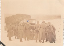 Photo Soldat allemand WW2 groupe devant un camion sur la neige - 6465B