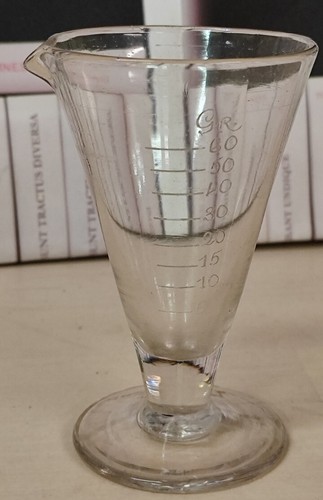 Ancien verre doseur soufflé - ancien,