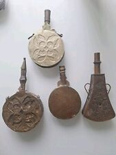 Lot ancienne poire à poudre gourde orientaliste. Métal Sculpté