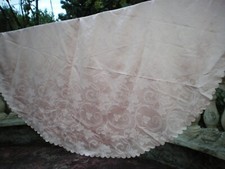 une nappe couleur saumon ronde mesure 180cm de diametre