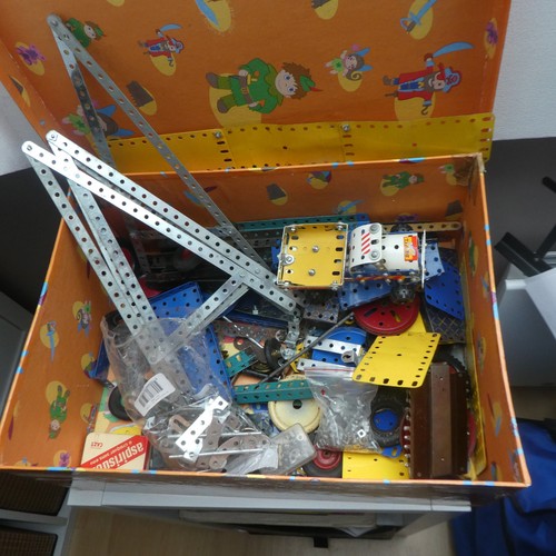 Lot piéces mecano ancien - de,