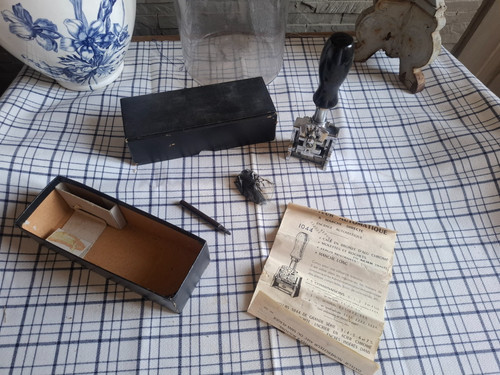 Ancien tampon dateur encreur - tampon,