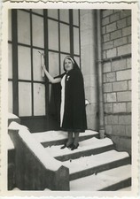 PHOTO ANCIENNE - VINTAGE SNAPSHOT-MILITAIRE MÉDECINE INFIRMIÈRE MÉDAILLE NEIGE 2