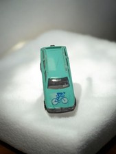 Véhicule miniature ancien rétro, voiture vintage pour collection ou décoration