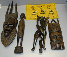 -4 SUJETS BOIS AFRICAINS MASQUES & STATUETTES 1 SUPPORT 3 PERSONNAGES 1 TAPIS  D