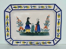 Plat faience de HenRiot Quimper décor couple Breton femme à la fleur 1920-1960