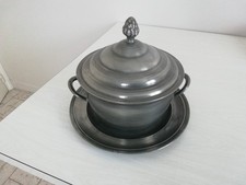 Soupière en étain avec son plateau vintage anses et bouton couvercle décorés