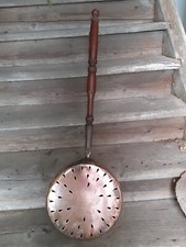 Authentique  bassinoire en cuivre  colombe gravée  manche bois  tourné  XIX n°1