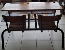 BUREAU D'ECOLIERS DES ANNEES 50 60,A RENOVER, LAISSER DANS SON JUS AVEC ECRITURE