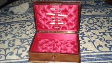 Coffret à couture ou bijoux ancien XIXe cuir capitonné soie rouge + accessoires.