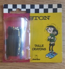 Figurine Gaston Lagaffe , voiture (Taille-crayon sous blister) , Oberthur , 1999