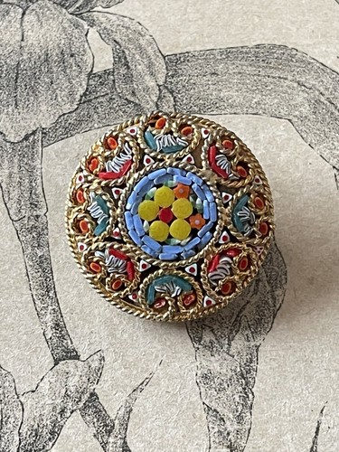 Charmante petite broche ronde