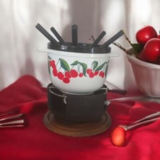 Type NOMAR/ STAUB   fondue en fonte vintage décor Cerise 