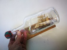 BEAU BATEAU SOUS VERRE:   clipper   , avec son bouchon en laine    25cm x 10 cm