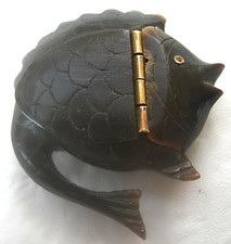 ancienne tabatière en corne de vache sculptée à la main en forme de poisson