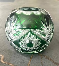 Vase boule overlay vert en cristal  - signature à déchiffrer