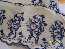 Bordure de cheminée ou d'étagère lin brodé bleu scène de petits cochons. Réf M2