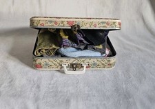 Grand Lot Vêtements vintage pour POUPÉES dans une ancienne VALISE 
