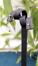 Boucles d'oreilles or file chacune ornée d'un petit saphir pendant Or 750 Milli