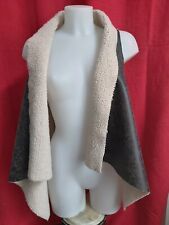 Veste sans manche fausse peau retourné Tres bon état aucun défaut  Taille uniqu