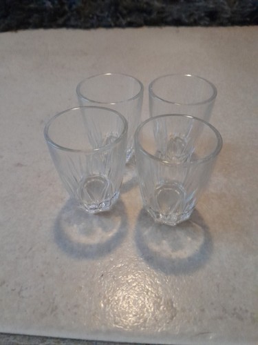 Lot petits verres a - de, 4