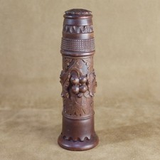 FORÊT-NOIRE Etui à aiguilles bois sculpté Décor Vigne Art Populaire Suisse XIXe