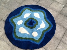 Beau tapis rond en laine bleue