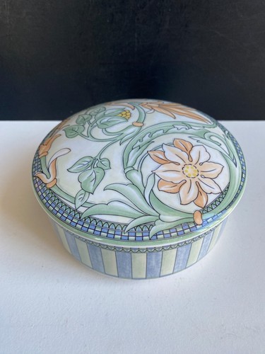 Bonbonnière porcelaine signé