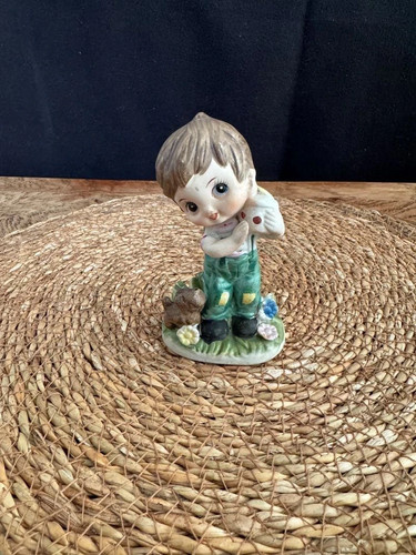 Figurine enfant avec - , agneau