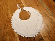 Linge ancien Bavoir en  coton blanc brodé