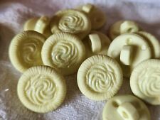 Lot 12 boutons jaune cœur travaillé à pied fond d'atelier  1,6  cm ref 4754