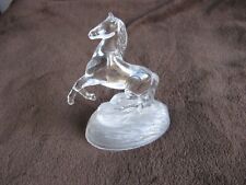 Jolie presse papier cristal d'arc représentant un cheval cabré socle opalescent