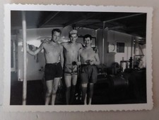 Trois Hommes torse nu en short